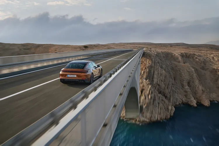 全新保時捷 Panamera即日起以574萬元起開放台灣買家預訂，相較於前代車型，新款增加多項標配項目。原廠照片