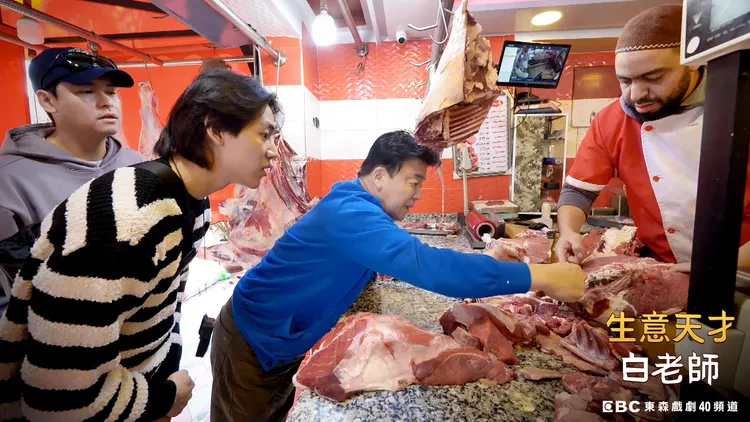 白種元（右）帶著李章宇（右）、BamBam採買食材。東森電視提供