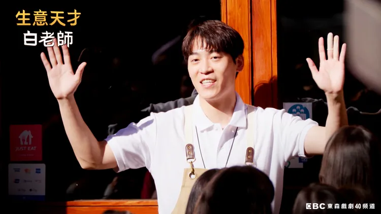 語言實力堅強的John Park擔任外場經理。東森電視提供