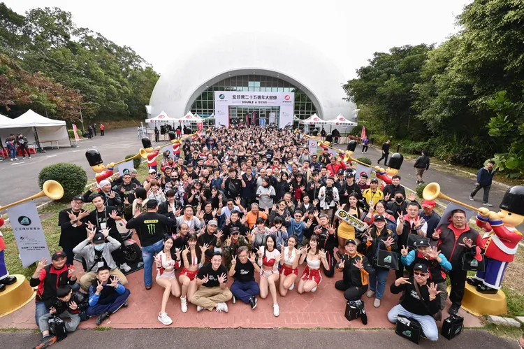 全場吸引逾500名車友及品牌夥伴共慶盛典，還有多達18家知名車用精品／人身部品品牌一起參與盛會。業者提供