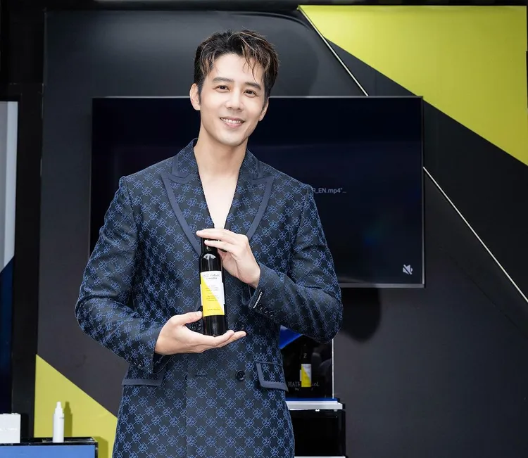 男星胡宇威日前出席Hair Rituel by Sisley活動，也使用了賦活重升空氣感造型噴霧。翻攝胡宇威IG