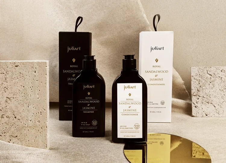 juliArt御用皇家檀香茉莉洗髮精220ml／1680元、御用皇家檀香茉莉護髮乳220ml／1680元。品牌提供