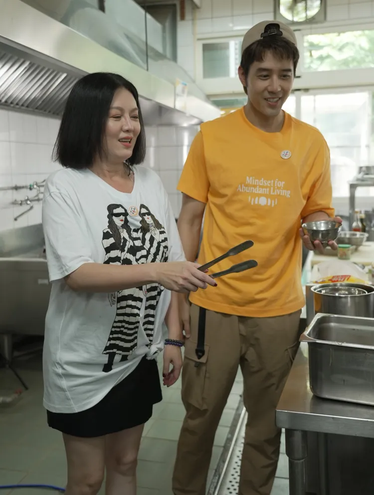 苗可麗（左）現身當軍師，和胡宇威討論。三立提供