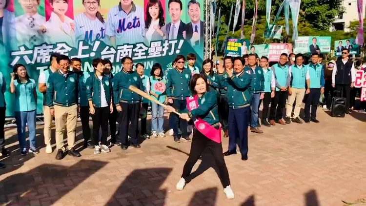 賴清德授旗、交球棒，場面熱絡。讀者提供