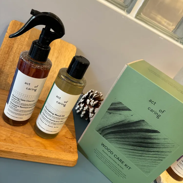 act of caring木材清潔保養禮盒組，包含200ml木材清潔噴霧、200ml木材養護油、砂紙、清潔海綿、棉布，2150元。張家玲攝