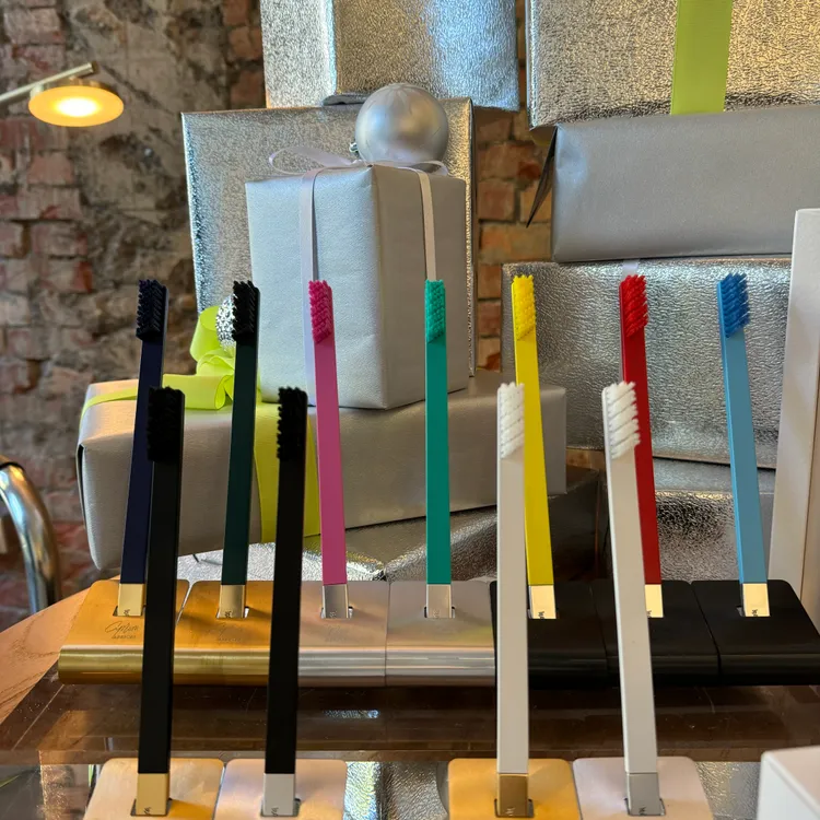 APRIORI SLIM牙刷有軟毛和硬毛可選。張家玲攝