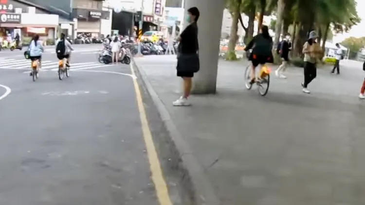 潮州車站旁有YouBike站，常見學生抄捷徑違規騎上人行道。取自「Dukoff血汗臺鐵」