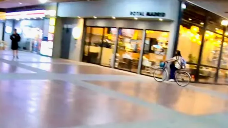 甚至有學生直接騎進車站大廳。取自「Dukoff血汗臺鐵」