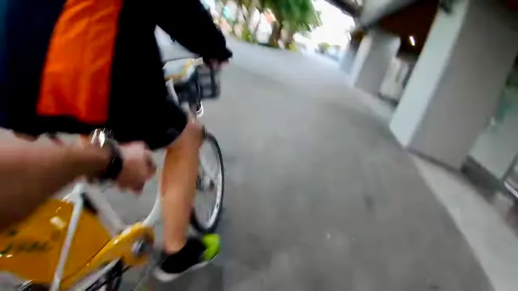 車站副站長在路邊站崗一一勸阻。取自「Dukoff血汗臺鐵」