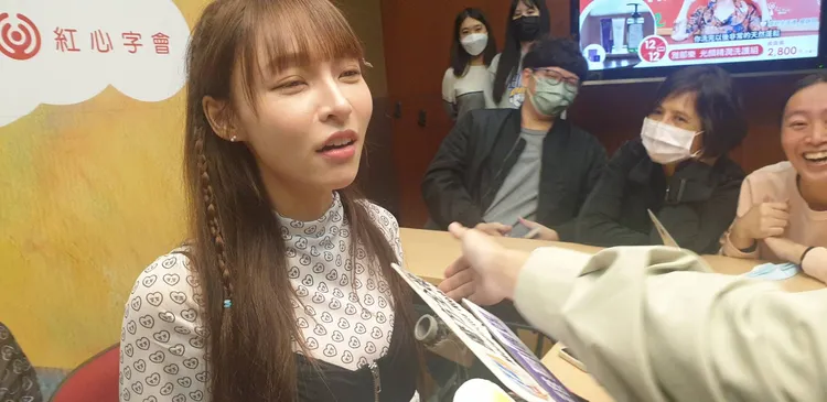 林襄現場開放女記者驗貨自己的32E奶。張瑞振攝