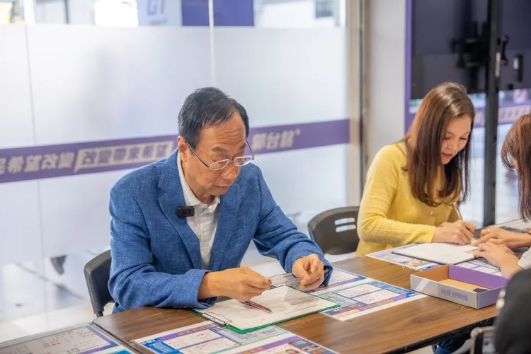 郭台銘昨天和妻子曾馨瑩一起現身連署站連署。郭辦提供