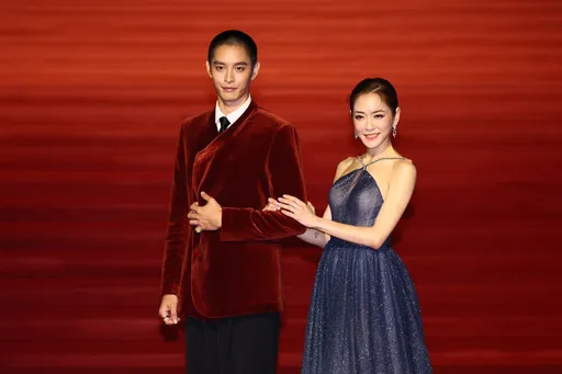 金马衣评｜曹佑宁天鹅绒西装撞色红毯　杨千霈身上绽「星光」