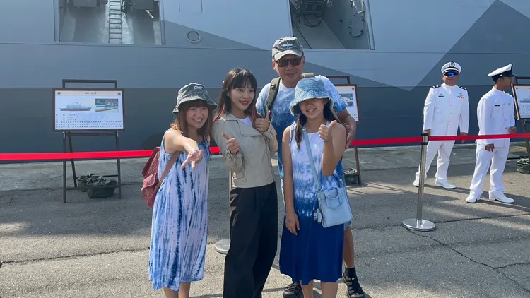 黃捷與民眾合影。黃捷服務處提供