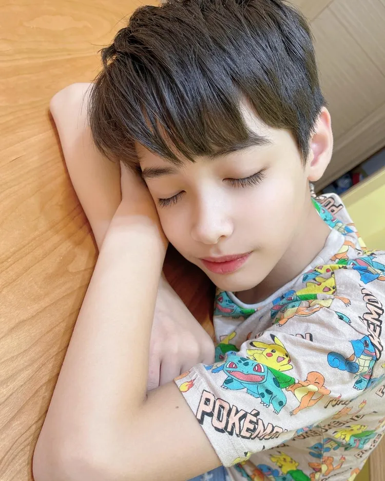 伊萊上學途中嘔吐後趴桌休息，經檢查幸好並非遭毆打後遺症。翻攝自伊萊媽臉書