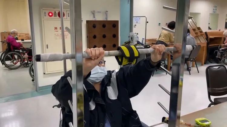 詹小姐進行復健。院方提供