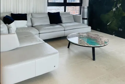 醫買新沙發!隔天員工神祕來電 揭藏錢內幕報警了