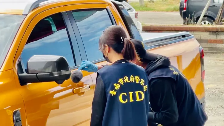 鑑識人員採證，過濾可疑人士身分。讀者提供