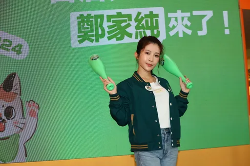 鄭家純現身賴清德競總!任「賴桑小舖」一日店長 粉絲暴動搶合照