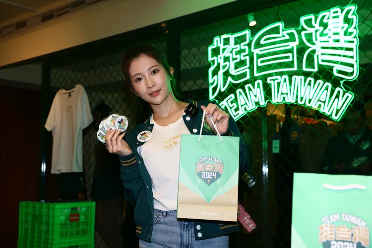 鄭家純透露自己是想要得到胸章才來做一日店長。彭欣偉攝