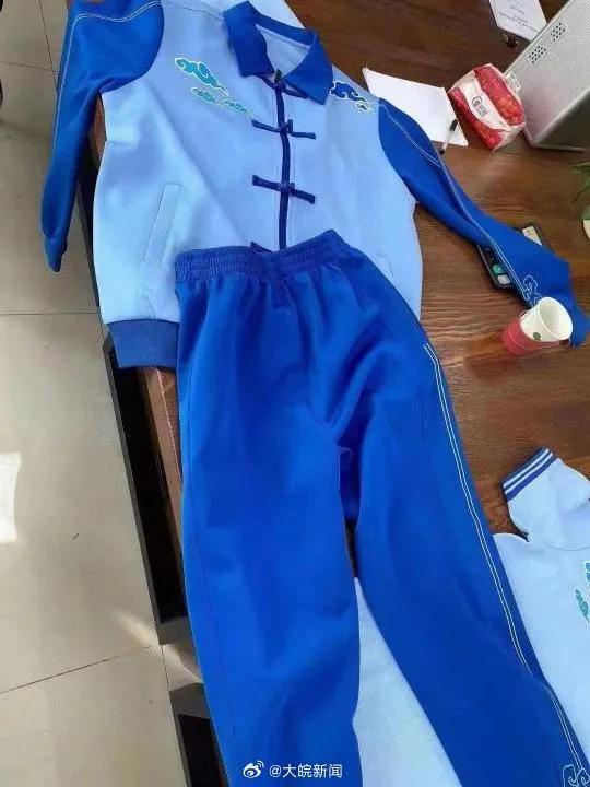 網友嫌棄這款校服像是「壽衣」。翻攝自微博