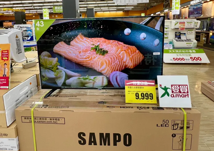 愛買量販黑色購物節聲寶43型4K聯網電視萬元有找。業者提供