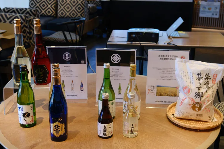 高雄大立百貨蔦屋書店舉辦為期1個月的佐渡物產展，現場展出日本酒等特產。大立提供