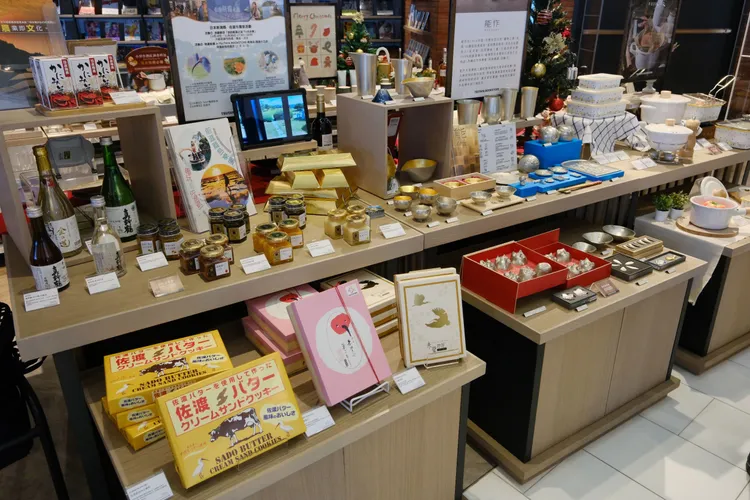 高雄大立百貨蔦屋書店舉辦為期1個月的佐渡物產展，現場展出日本酒、洋梨及蜜柑等水果果醬、岩藻海膽海苔、蟹肉味噌等。大立提供