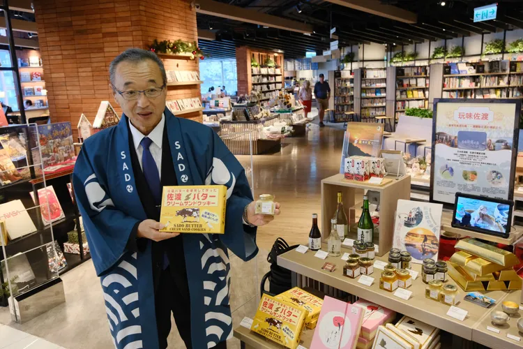 渡邊市長介紹佐渡市物產。大立提供