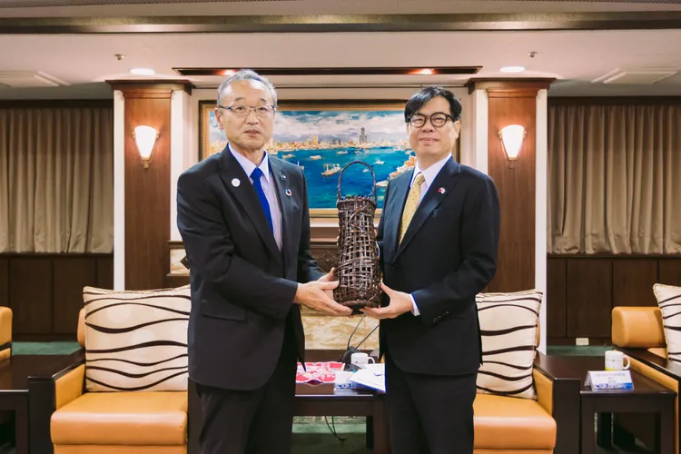 渡邊市長贈竹細工工藝品給陳其邁市長。市府提供