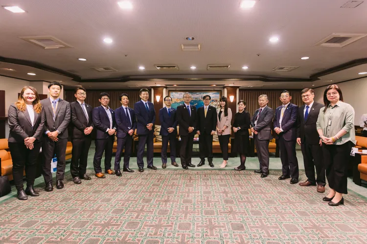 日本新潟縣佐渡市渡邊竜五市長（右八）訪團一行與市府團隊合影。市府提供