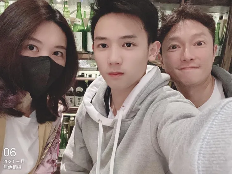 謝祖武（右）夫妻讓兒子18歲開始自立更生。翻攝謝祖武臉書