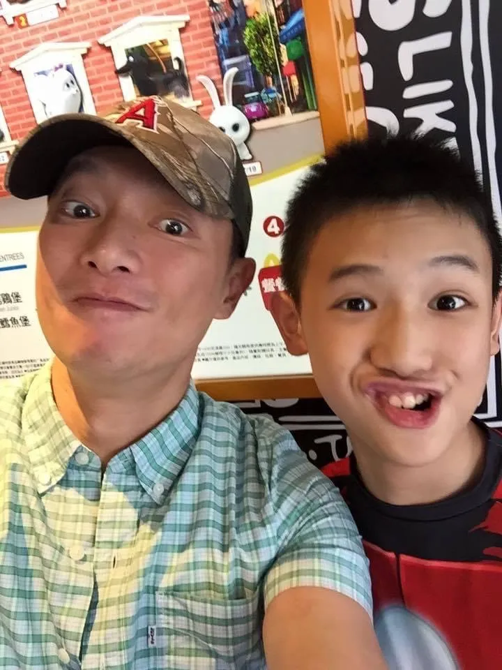 謝展榮（右）小時候和爸爸謝祖武一起耍寶。翻攝謝祖武臉書