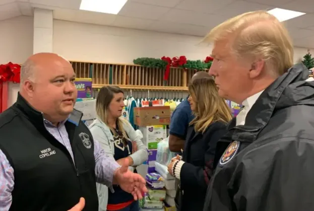 2019年當地發生風災，卡布蘭（左）向到訪的時任美國總統川普（右）簡報災情。翻攝臉書/F.L. ‘Bubba’ Copeland