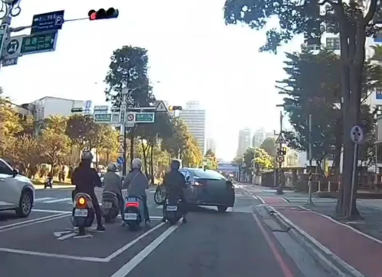 楊男闖紅燈高速逃竄。桃園警分局提供