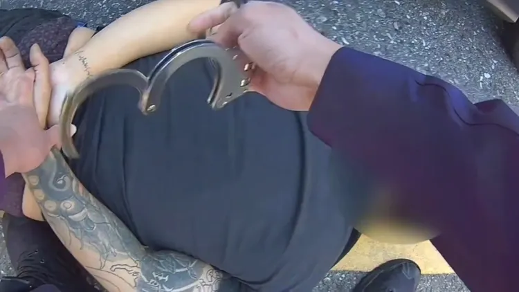 警方制伏楊男。桃園警分局提供
