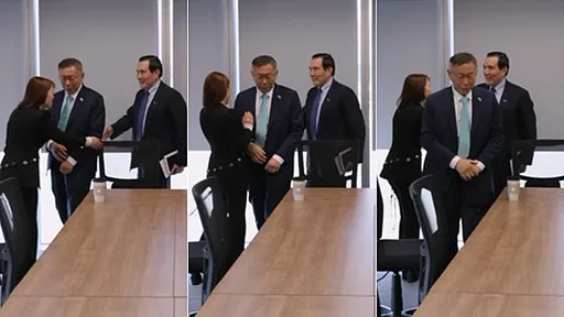 柯文哲「從中穿越」打斷馬英九握手　網笑：他在救陳智菡好嗎