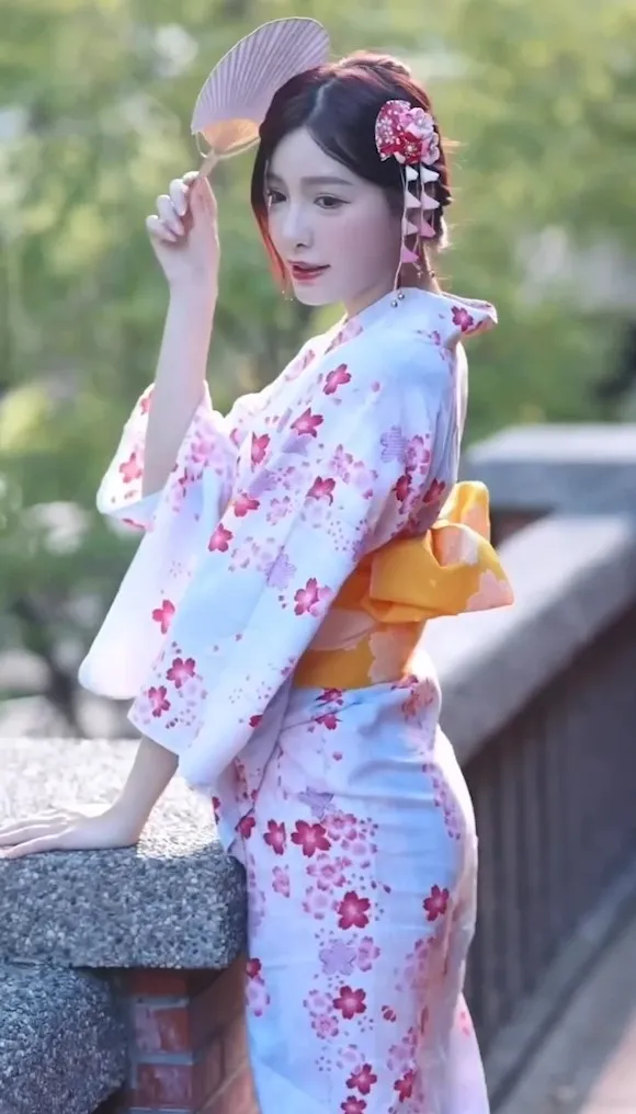 迷人的笑容加上動人的身段，不小心就被她給迷倒了！IG@aviva_1028 提供