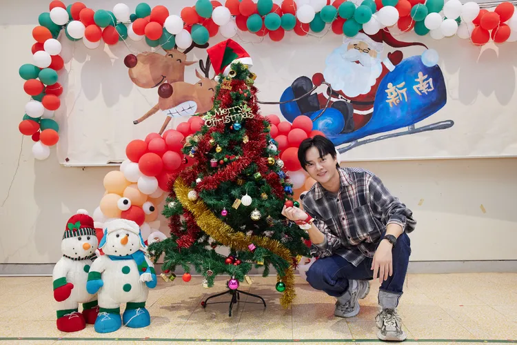 許富凱跟小朋友們提前歡度佳節。十得私廚網路商城提供