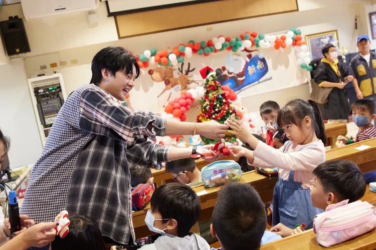 許富凱前進宜蘭偏鄉伴偏鄉小朋友。十得私廚網路商城提供