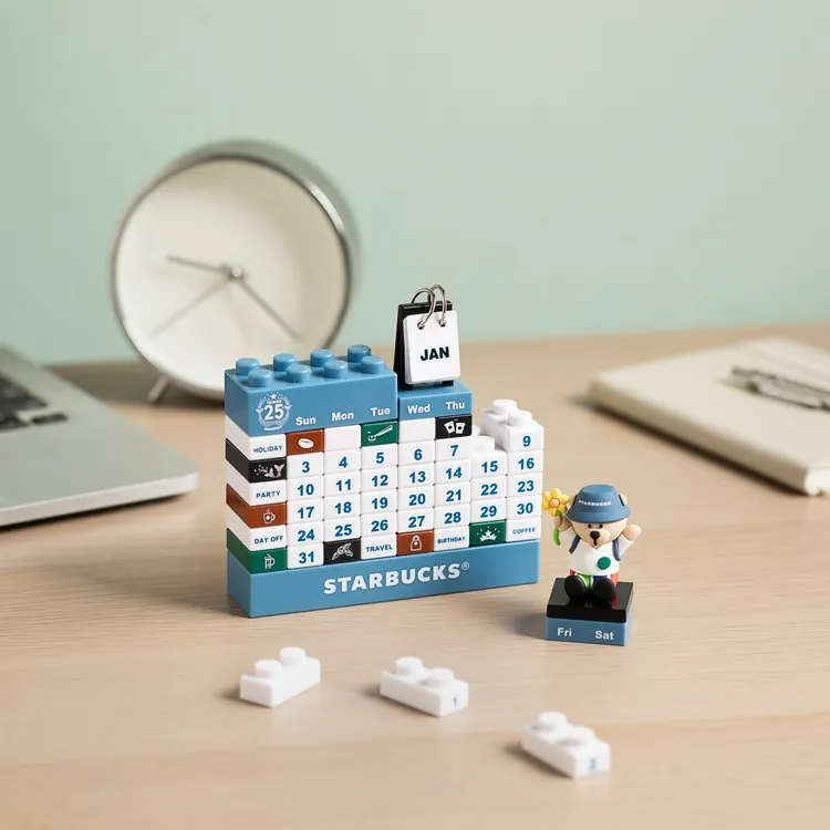 今起消費滿1350元，星巴克小熊萬年曆免費送。翻攝自星巴克臉書