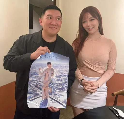 香港首位AV女優現蹤台北 杜汶澤當老婆面痴笑討簽名