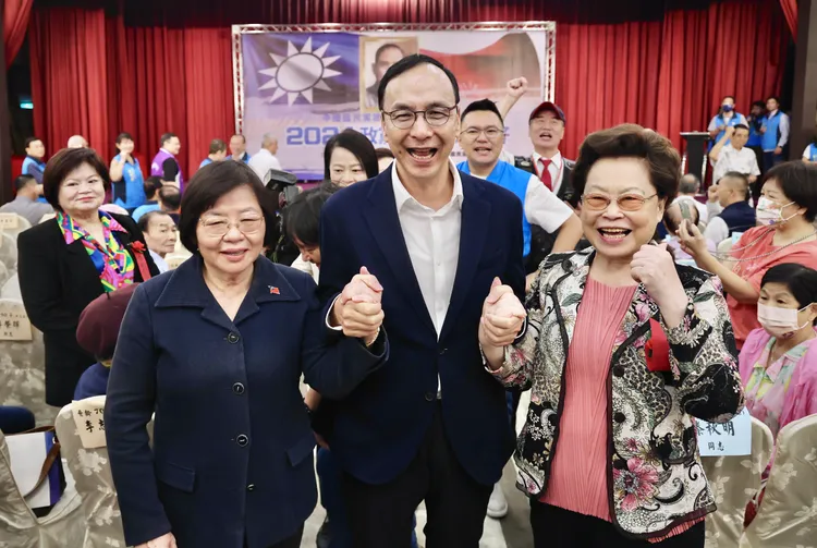 郭柯侯密會地點提供者就是素有「文山媽祖婆」的王貴美（右一）所提供。林林攝