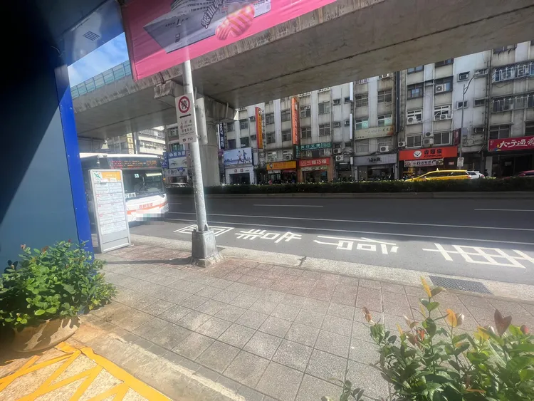 北市成功路三段。翻攝自爆料公社

