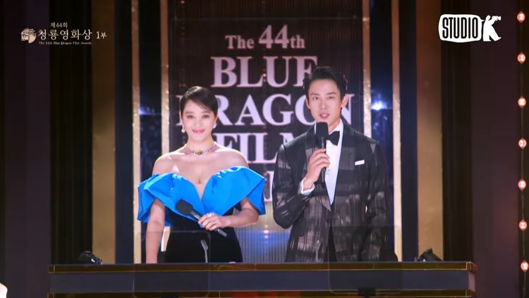 金惠秀（左）連續主持30年青龍獎，今年最後一次主持。翻攝YouTube