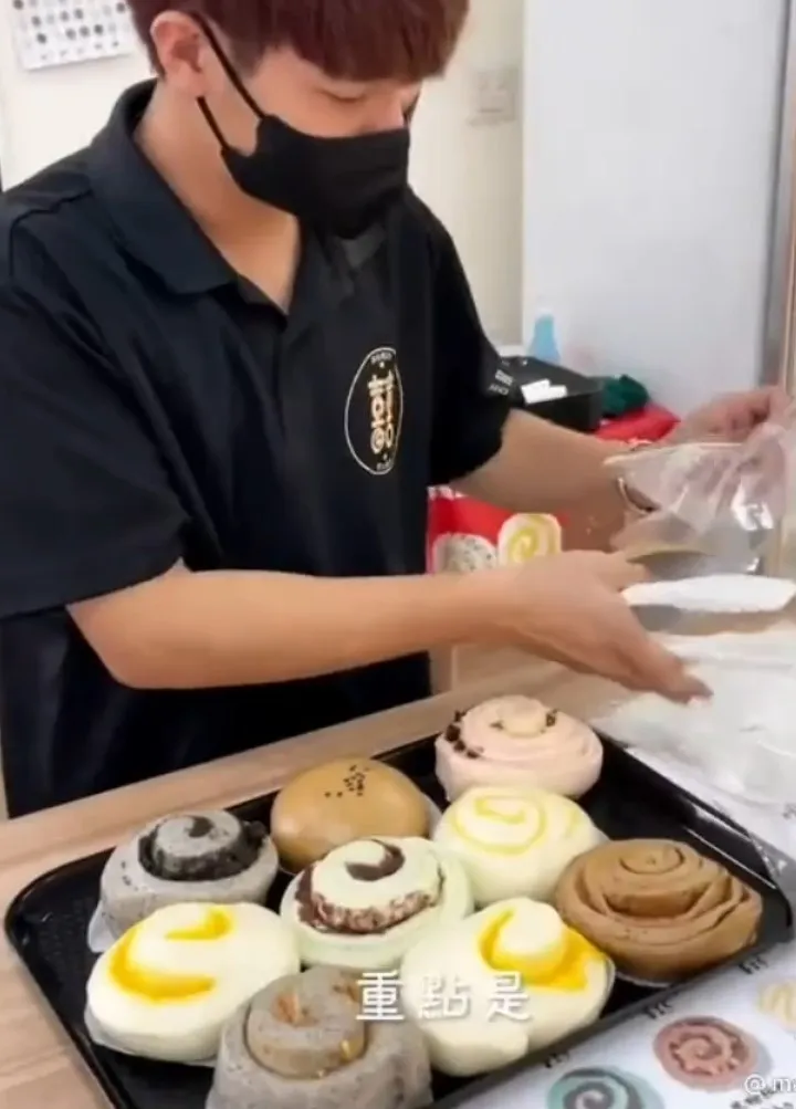 台南人氣超夯『包囍饅頭』包子、饅頭還有爆餡的金沙奶黃包，30幾種口味任君挑選。TikTok@maysun_boy提供