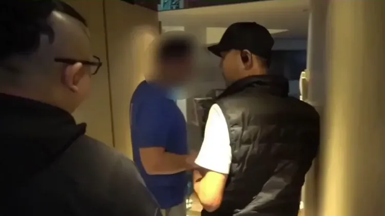 警方今早到吳祖倫(藍衣)住處搜索。翻攝畫面
