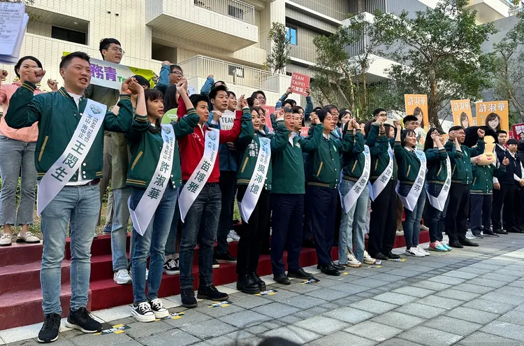 賴清德與8席立委參選人合影。潘袁詩羽攝