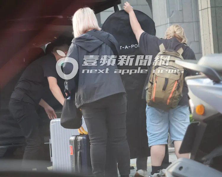 王心凌座駕直奔索尼唱片公司門口停車，助理們幫忙卸行李箱及工作服裝。特勤中心攝