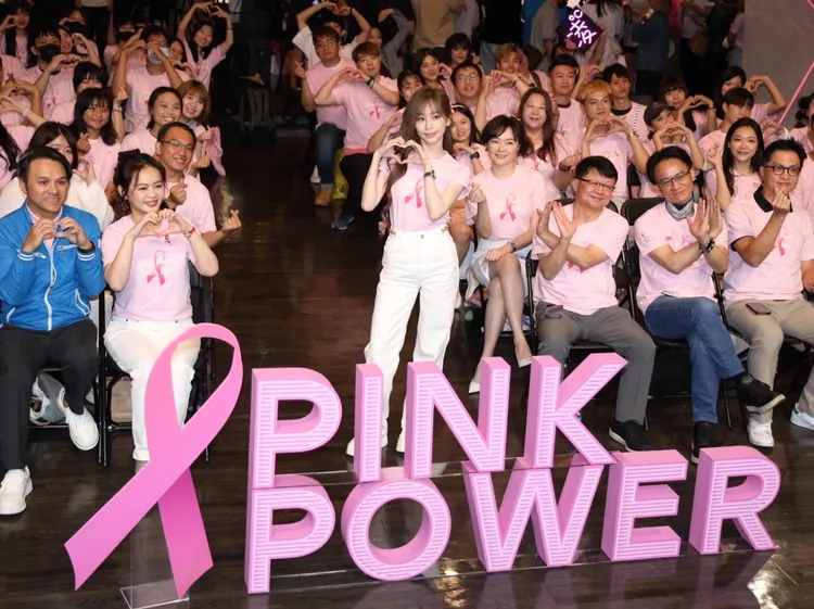 王心凌（中）抽空出席粉紅力量公益活動，和來賓比愛心大合照。特勤中心攝