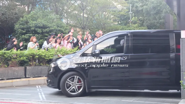 約30位王心凌粉絲，在大樓停車場外等候王心凌的保母車開出來。特勤中心攝